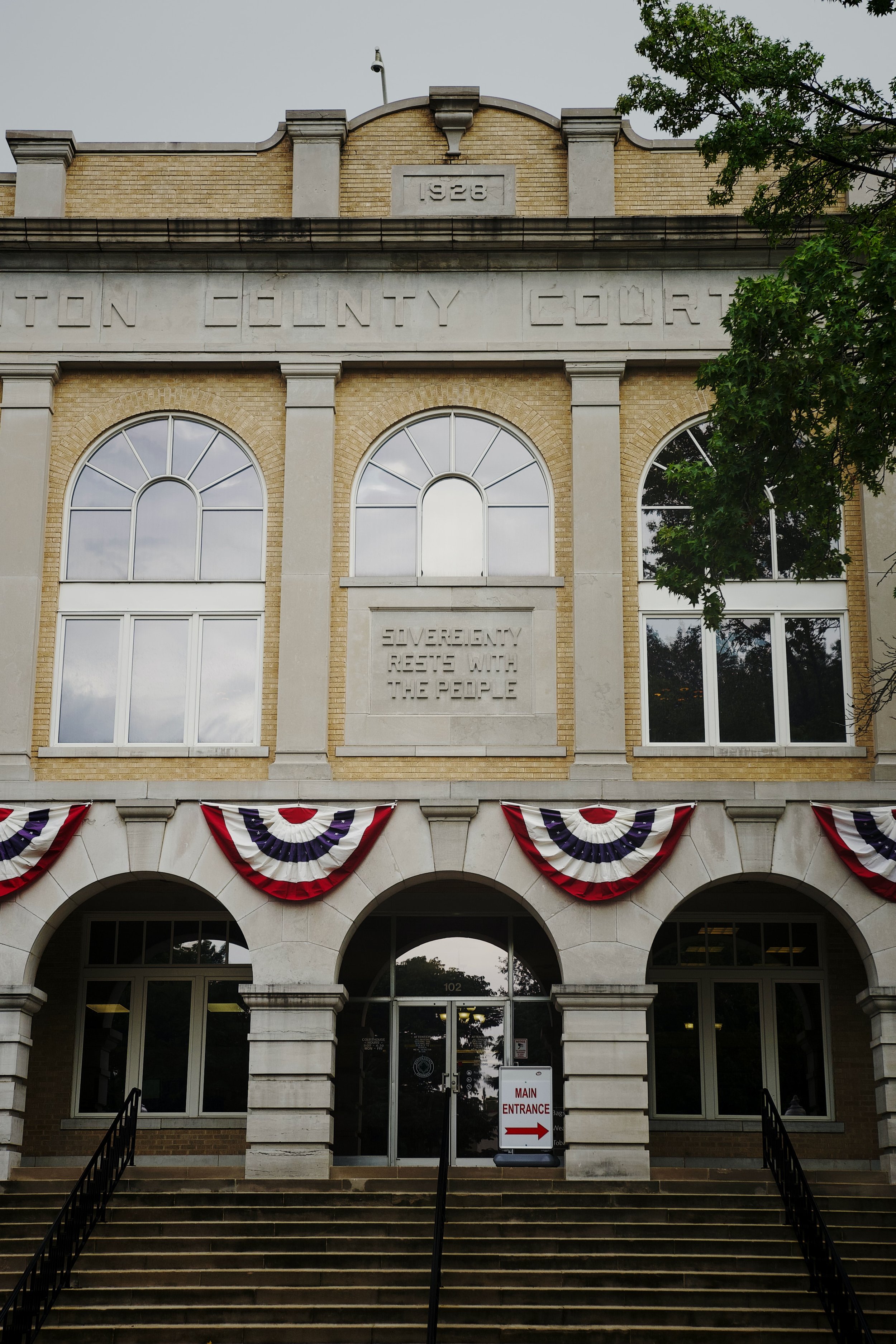 Benton County Courthouse, Bentonville, Arkansas - Photo by Brad on Unsplash